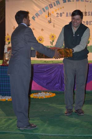 Rahul receiving gift from William